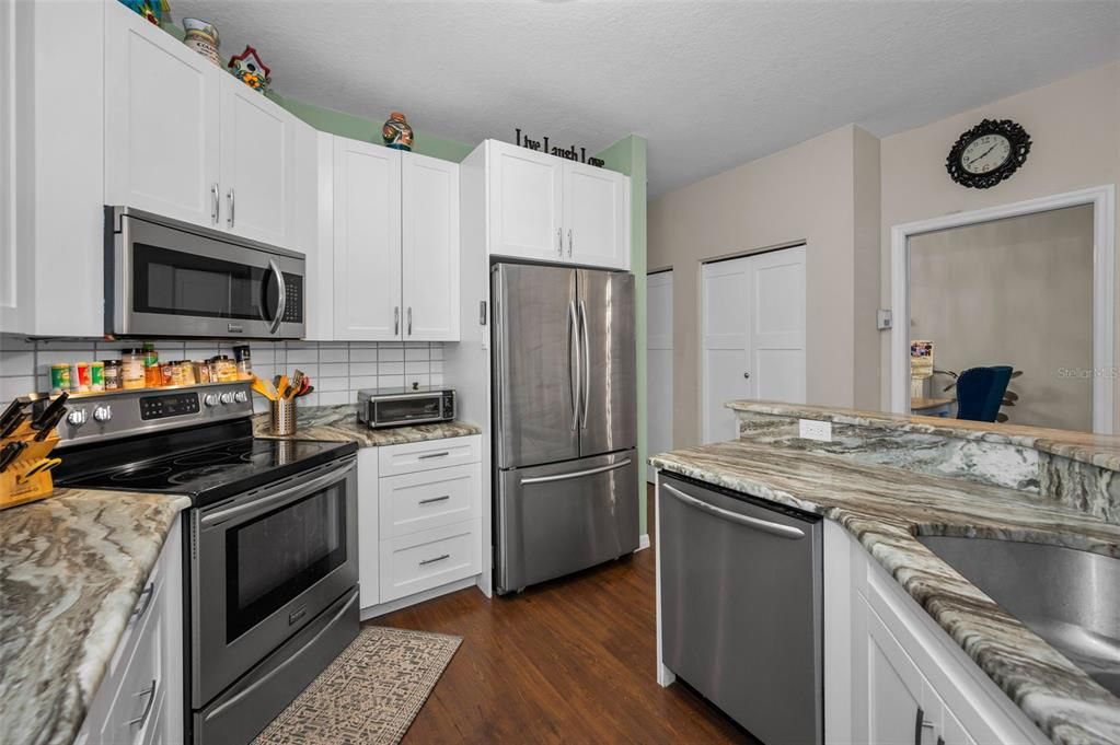 Под контрактом: $399,000 (3 спален, 2 ванн, 2023 Квадратных фут)