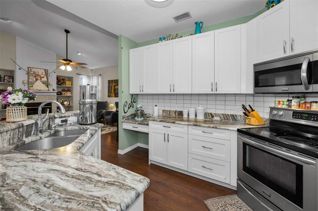 Под контрактом: $399,000 (3 спален, 2 ванн, 2023 Квадратных фут)