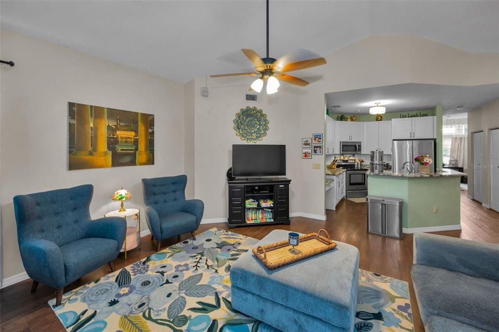 Под контрактом: $399,000 (3 спален, 2 ванн, 2023 Квадратных фут)