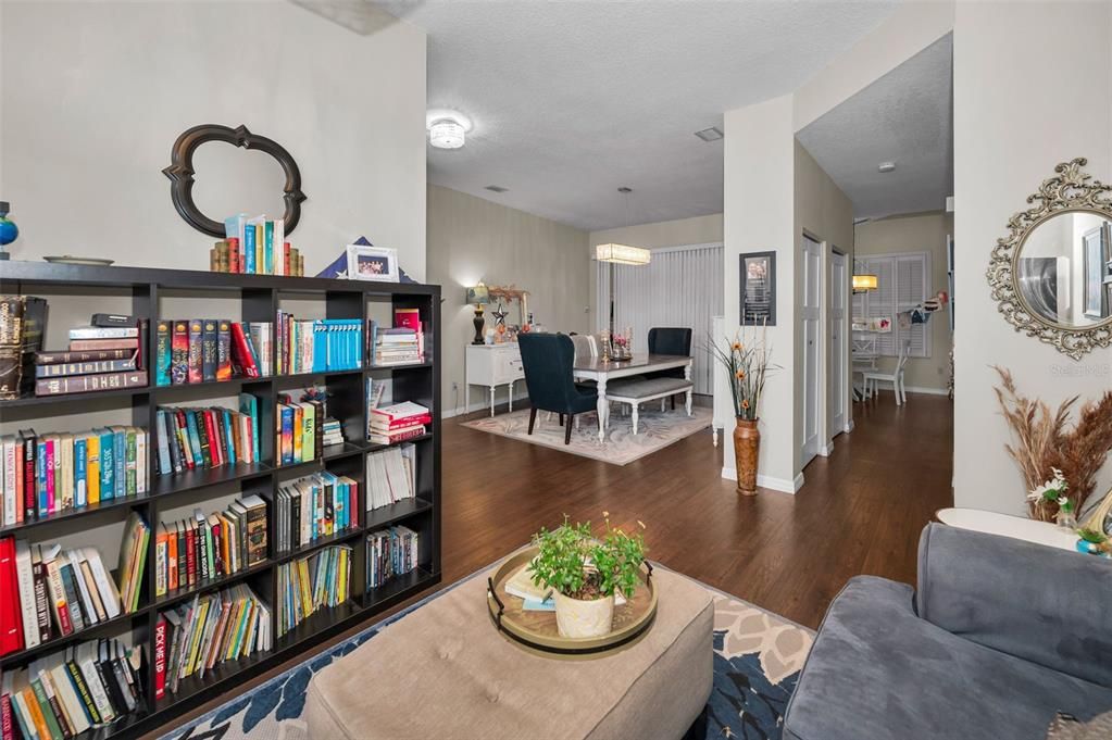 Под контрактом: $399,000 (3 спален, 2 ванн, 2023 Квадратных фут)