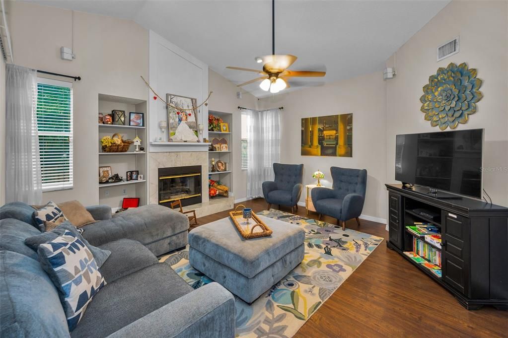 Под контрактом: $399,000 (3 спален, 2 ванн, 2023 Квадратных фут)