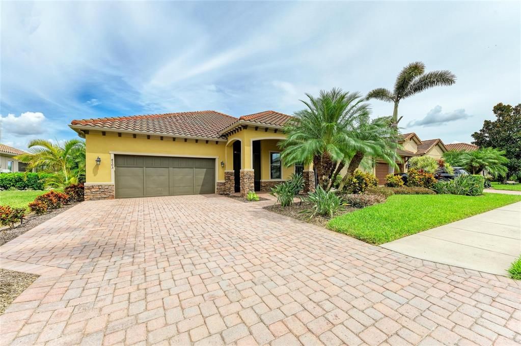 For Sale: $985,000 (3 beds, 2 baths, 2641 Square Feet)