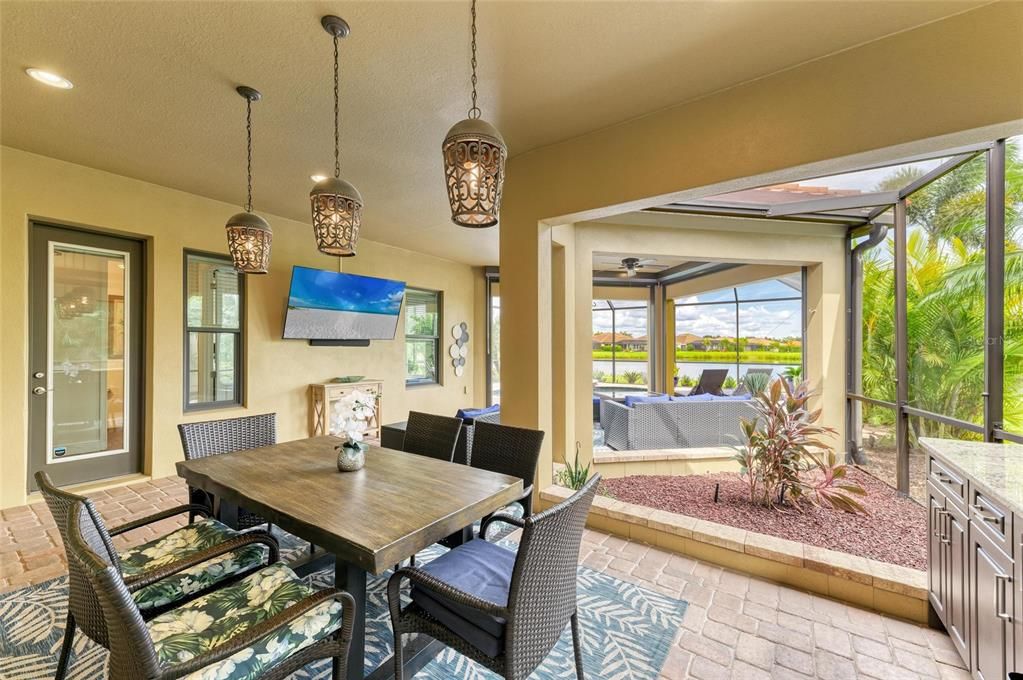 For Sale: $985,000 (3 beds, 2 baths, 2641 Square Feet)