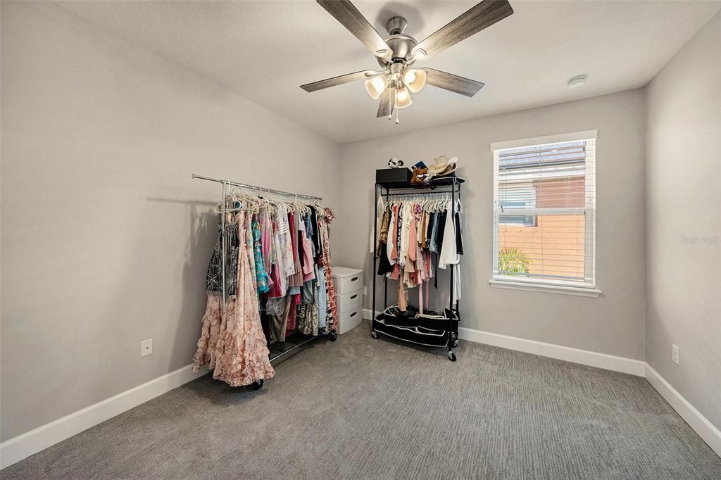 En Venta: $799,000 (4 camas, 2 baños, 2706 Pies cuadrados)