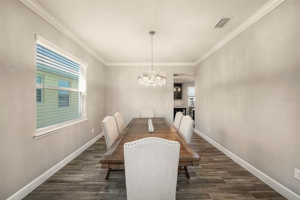 En Venta: $799,000 (4 camas, 2 baños, 2706 Pies cuadrados)