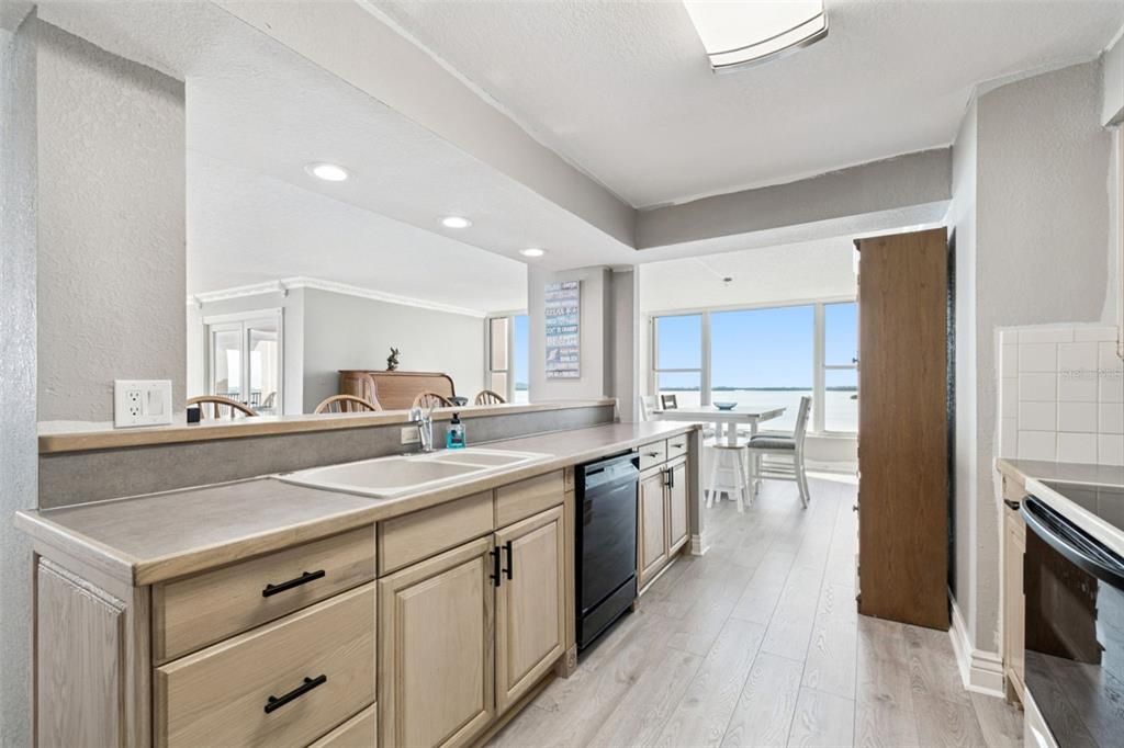 For Sale: $1,100,000 (3 beds, 2 baths, 2565 Square Feet)