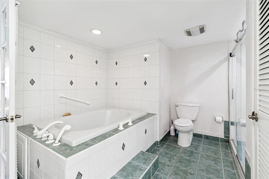 For Sale: $1,100,000 (3 beds, 2 baths, 2565 Square Feet)