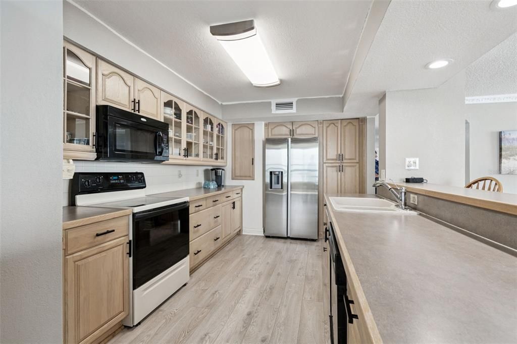 For Sale: $1,100,000 (3 beds, 2 baths, 2565 Square Feet)