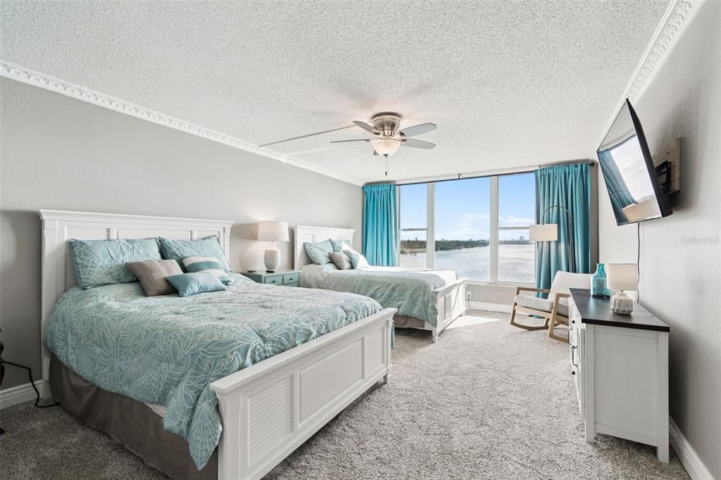 For Sale: $1,100,000 (3 beds, 2 baths, 2565 Square Feet)