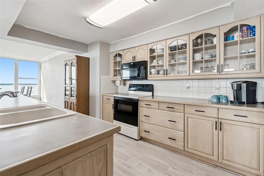 For Sale: $1,100,000 (3 beds, 2 baths, 2565 Square Feet)