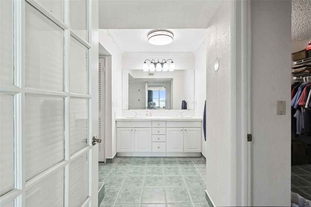 For Sale: $1,100,000 (3 beds, 2 baths, 2565 Square Feet)