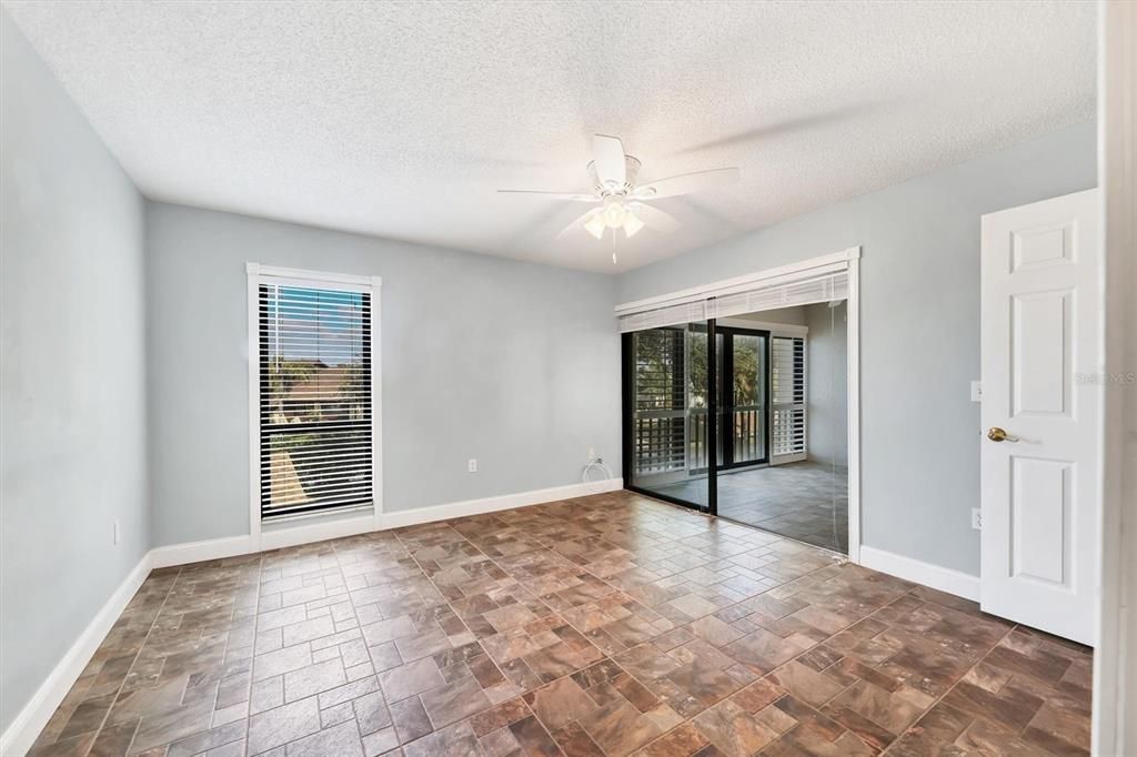 Под контрактом: $448,000 (2 спален, 2 ванн, 1561 Квадратных фут)