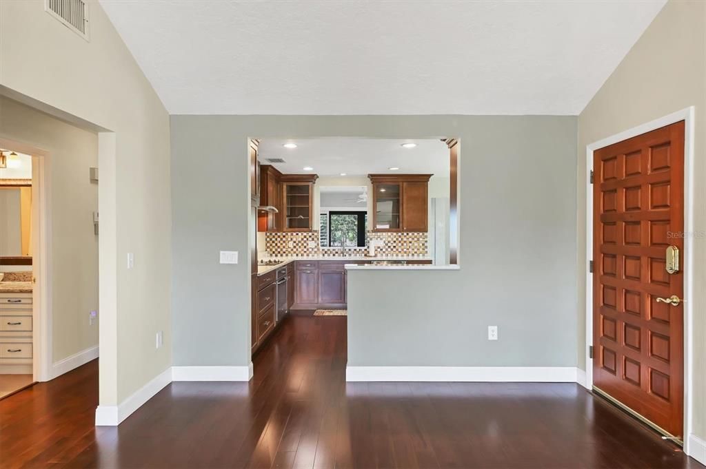 Под контрактом: $448,000 (2 спален, 2 ванн, 1561 Квадратных фут)