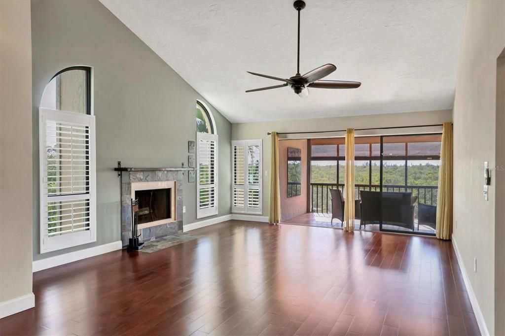 Под контрактом: $448,000 (2 спален, 2 ванн, 1561 Квадратных фут)