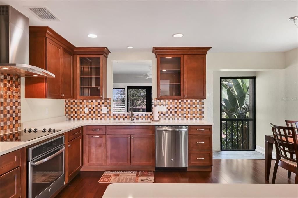 Под контрактом: $448,000 (2 спален, 2 ванн, 1561 Квадратных фут)