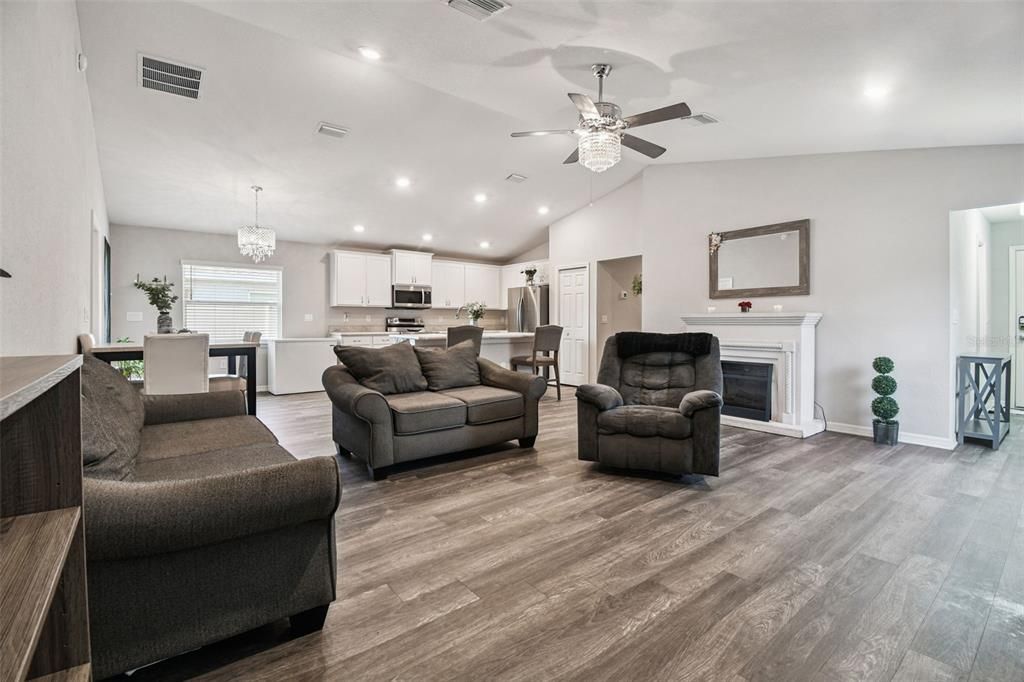 待售: $330,000 (3 贝兹, 2 浴室, 1492 平方英尺)