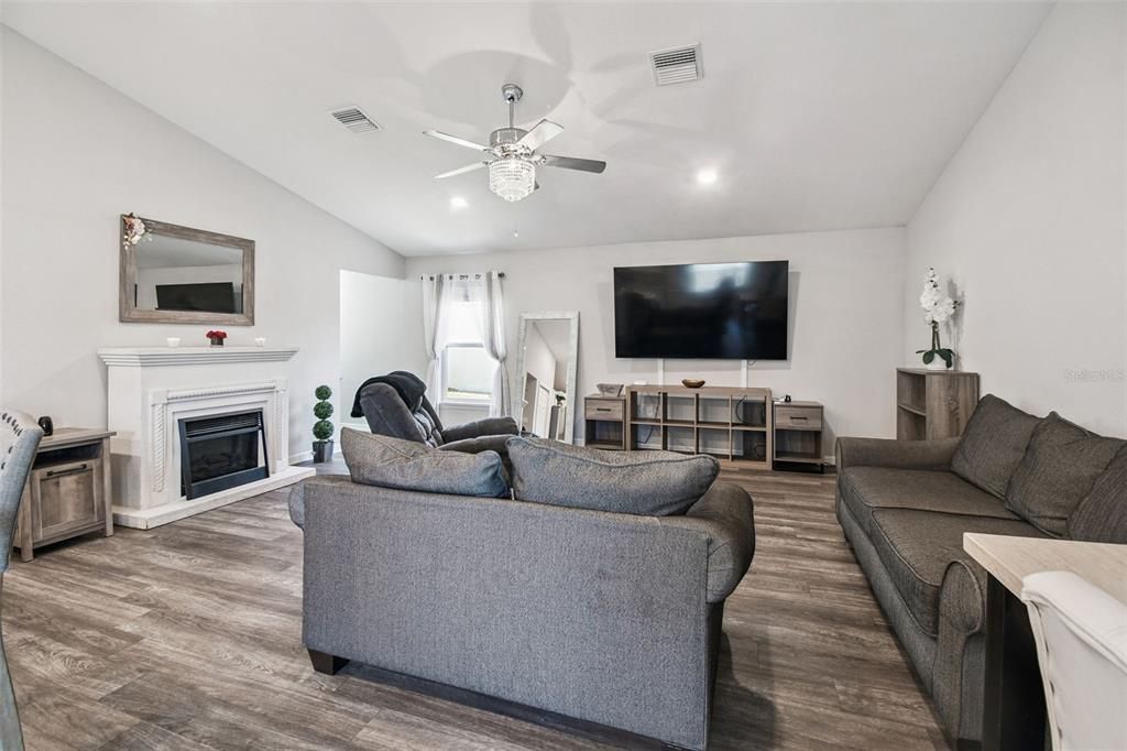 待售: $330,000 (3 贝兹, 2 浴室, 1492 平方英尺)