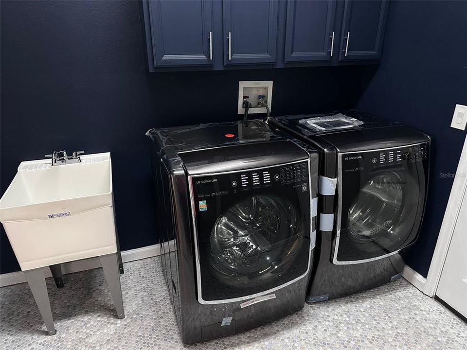 For Sale: $900,000 (5 beds, 4 baths, 4294 Square Feet)