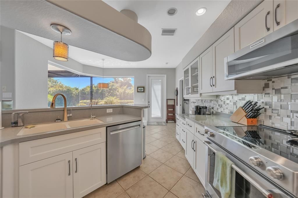 Active With Contract: $449,000 (3 beds, 2 baths, 2214 Square Feet)