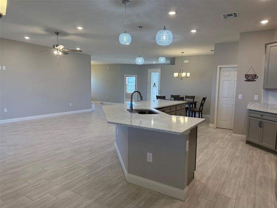 En Renta: $3,000 (5 camas, 3 baños, 2776 Pies cuadrados)