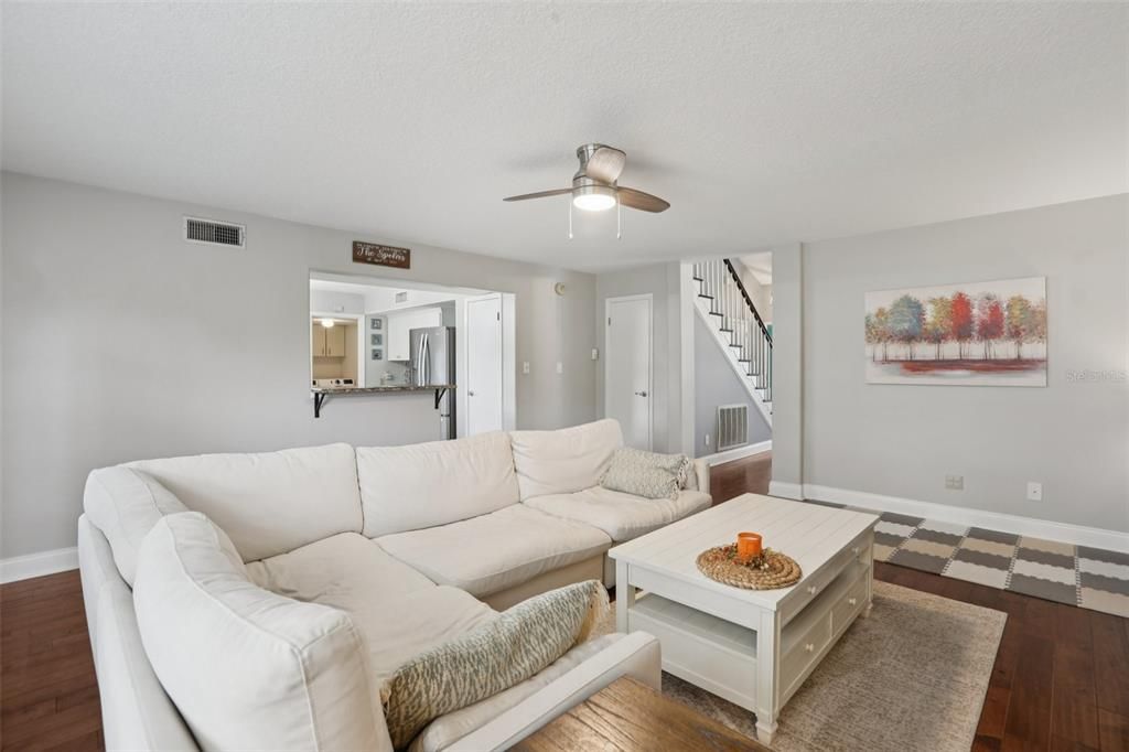 En Venta: $650,000 (4 camas, 2 baños, 2277 Pies cuadrados)