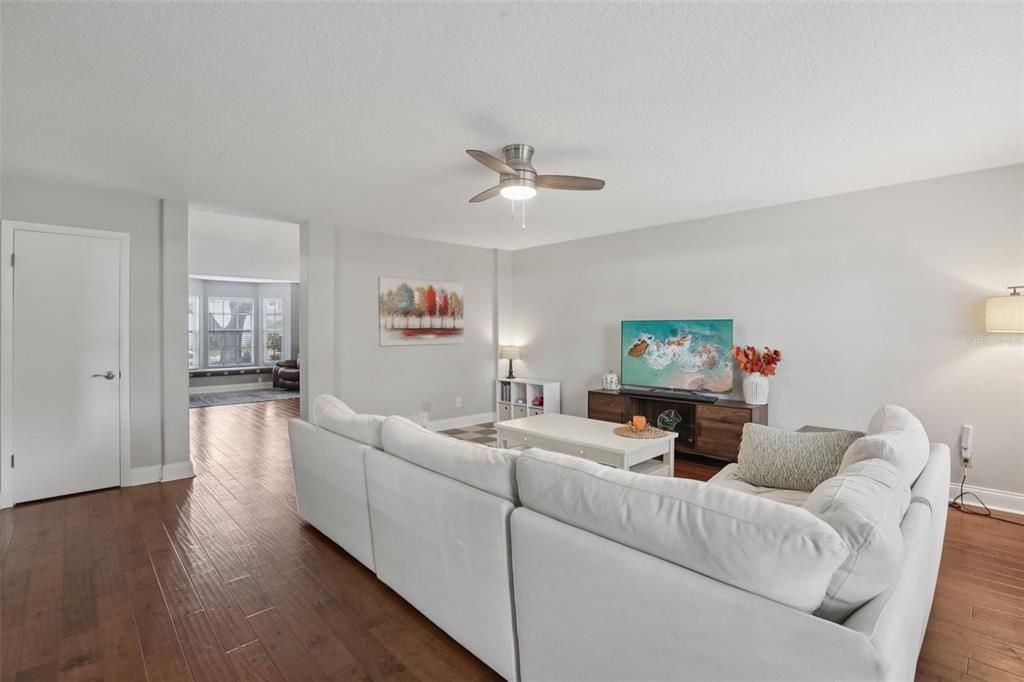 En Venta: $650,000 (4 camas, 2 baños, 2277 Pies cuadrados)