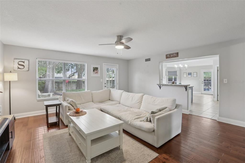 En Venta: $650,000 (4 camas, 2 baños, 2277 Pies cuadrados)