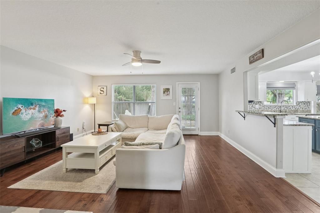 En Venta: $650,000 (4 camas, 2 baños, 2277 Pies cuadrados)