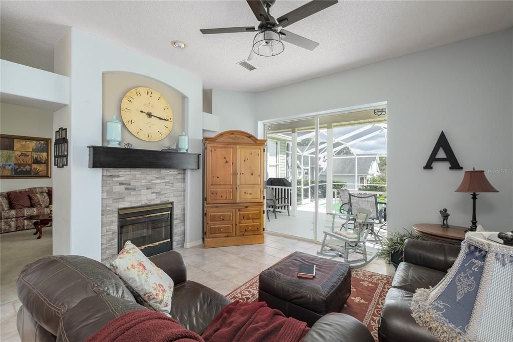 En Venta: $539,900 (4 camas, 2 baños, 1921 Pies cuadrados)