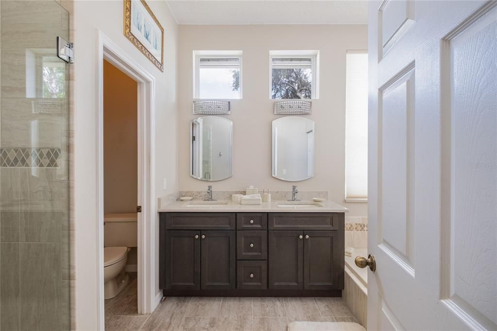 En Venta: $539,900 (4 camas, 2 baños, 1921 Pies cuadrados)