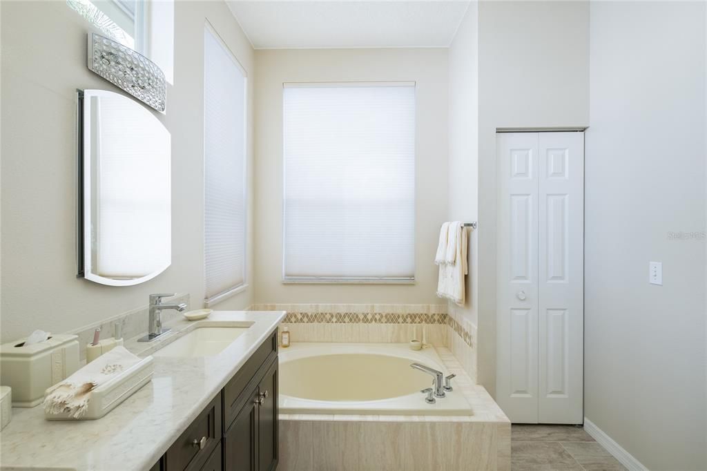 En Venta: $539,900 (4 camas, 2 baños, 1921 Pies cuadrados)