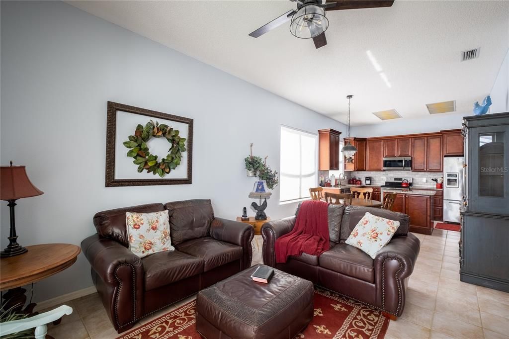 En Venta: $539,900 (4 camas, 2 baños, 1921 Pies cuadrados)