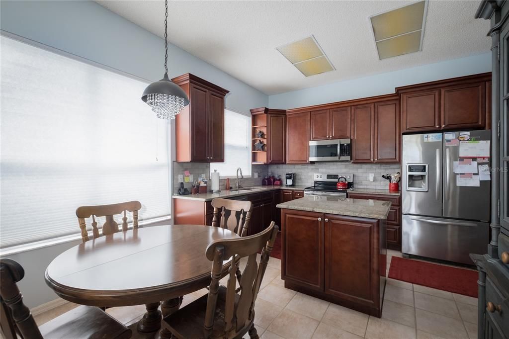 En Venta: $539,900 (4 camas, 2 baños, 1921 Pies cuadrados)