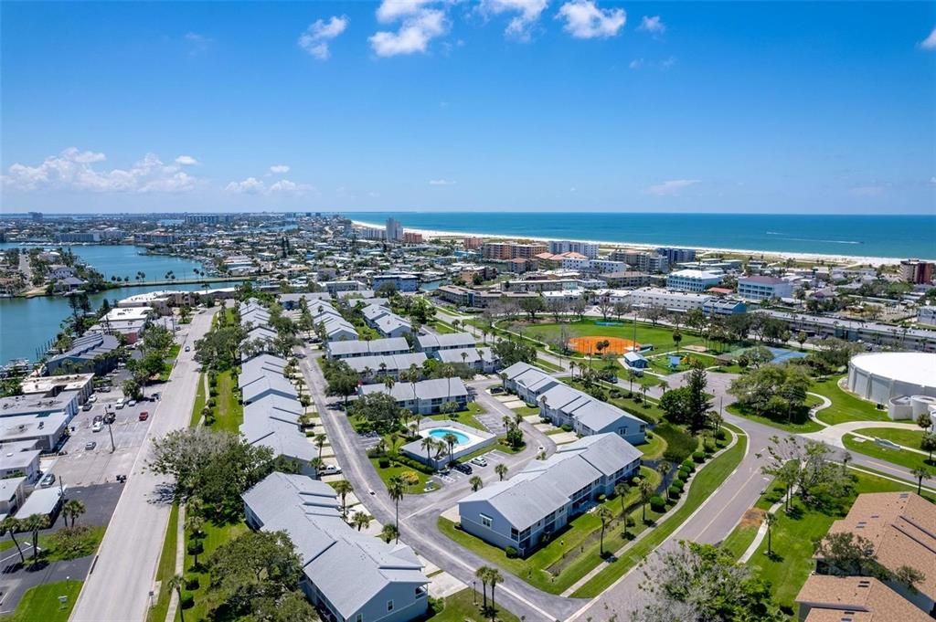 Active With Contract: $375,000 (2 beds, 2 baths, 990 Square Feet)