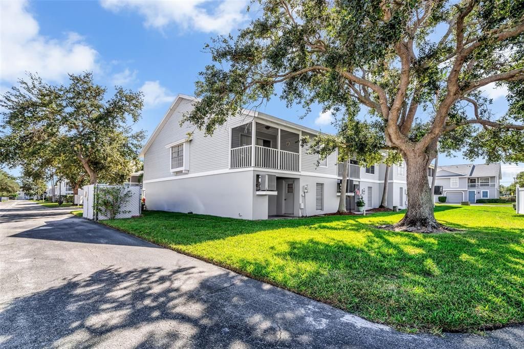 Active With Contract: $375,000 (2 beds, 2 baths, 990 Square Feet)