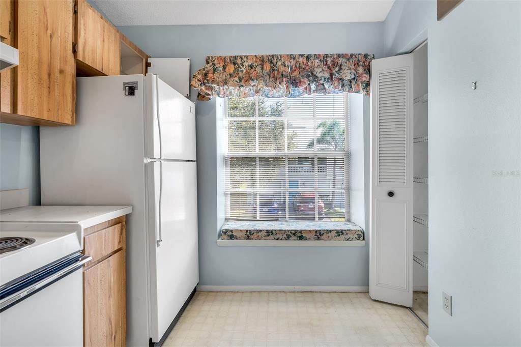 Active With Contract: $375,000 (2 beds, 2 baths, 990 Square Feet)