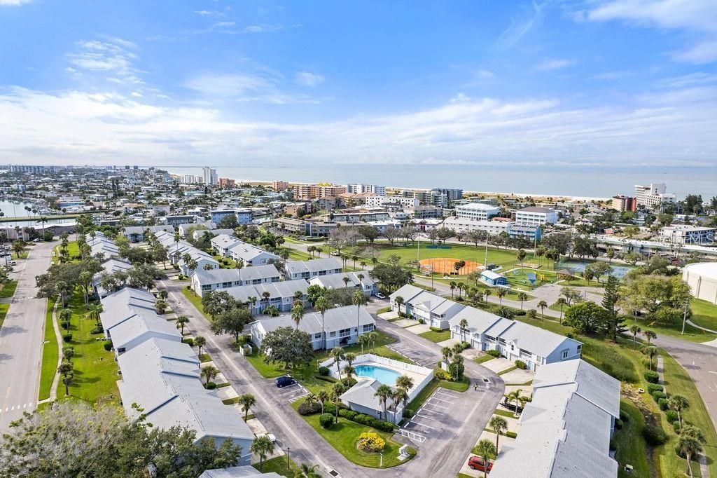 Active With Contract: $375,000 (2 beds, 2 baths, 990 Square Feet)