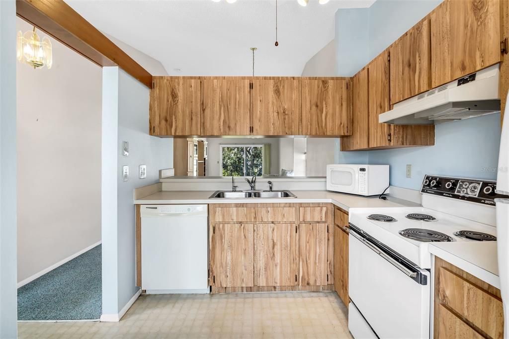 Active With Contract: $375,000 (2 beds, 2 baths, 990 Square Feet)