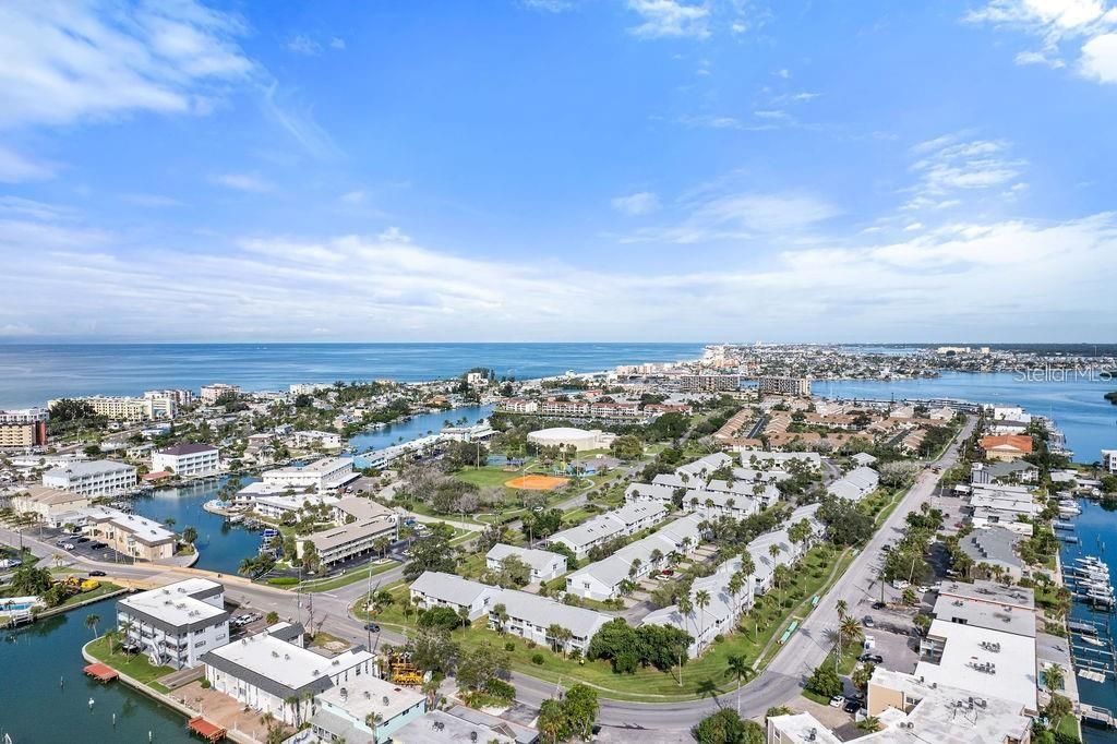 Active With Contract: $375,000 (2 beds, 2 baths, 990 Square Feet)