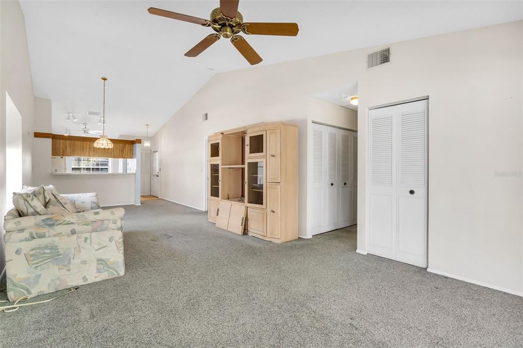 Active With Contract: $375,000 (2 beds, 2 baths, 990 Square Feet)