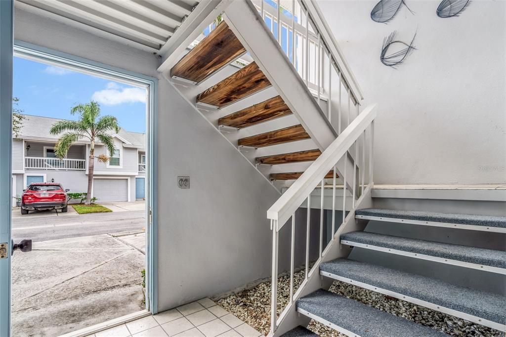 Active With Contract: $375,000 (2 beds, 2 baths, 990 Square Feet)