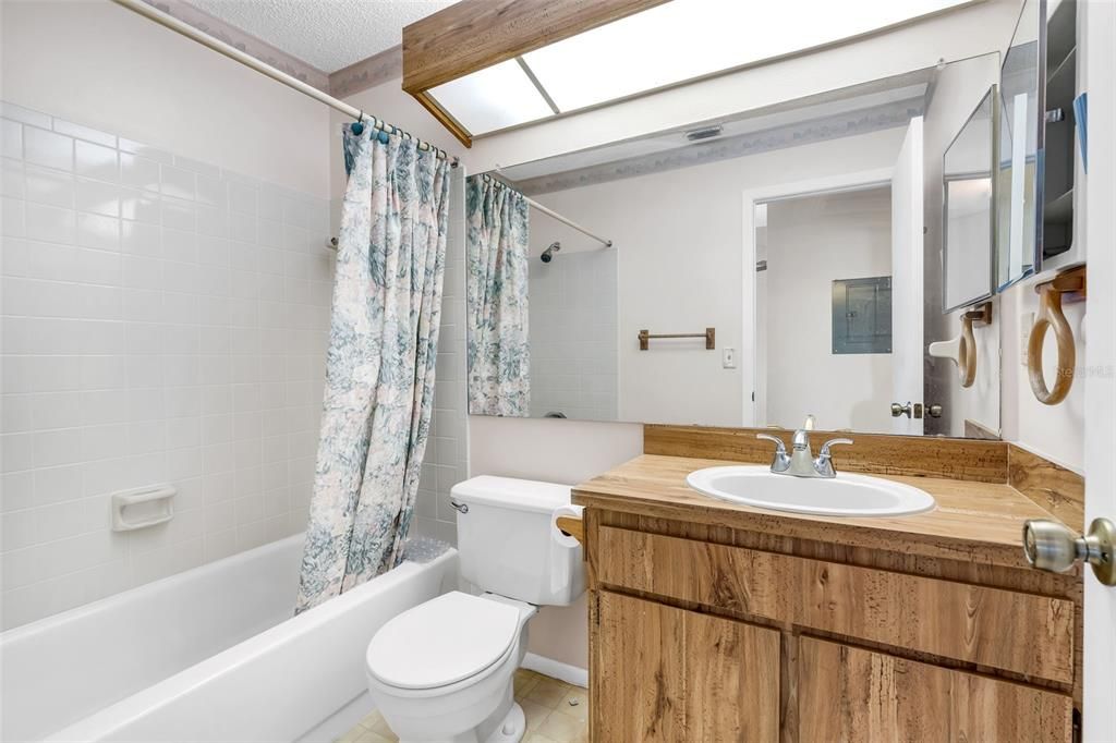 Active With Contract: $375,000 (2 beds, 2 baths, 990 Square Feet)