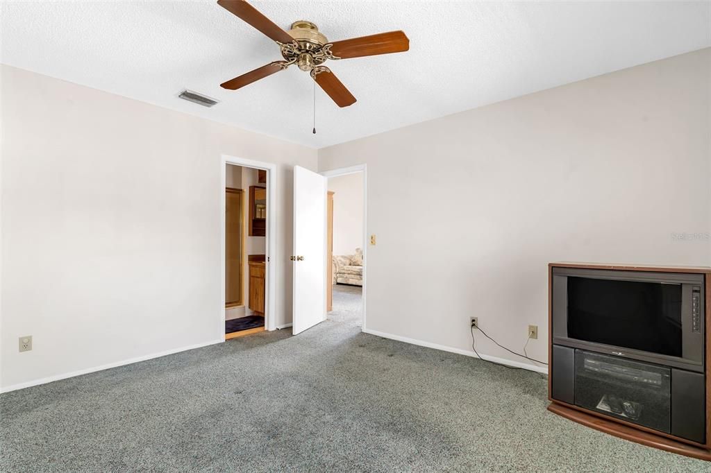 Active With Contract: $375,000 (2 beds, 2 baths, 990 Square Feet)