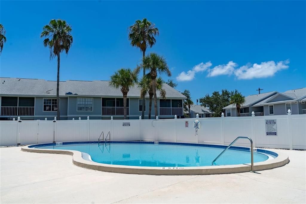 Active With Contract: $375,000 (2 beds, 2 baths, 990 Square Feet)