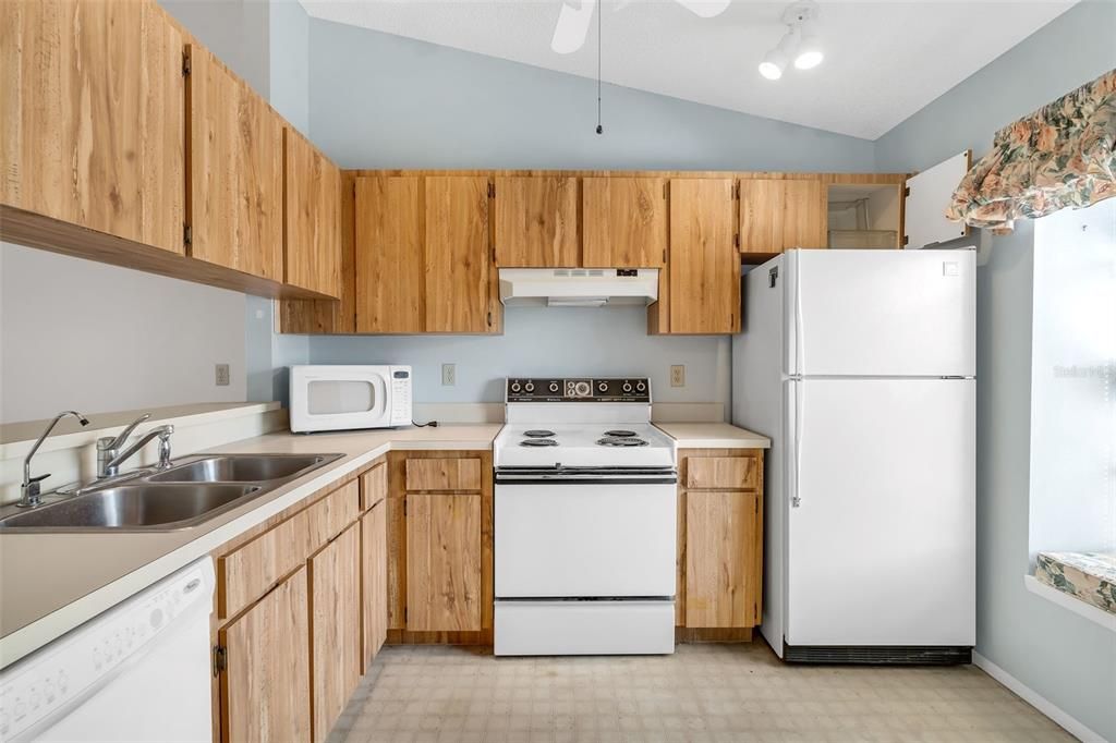 Active With Contract: $375,000 (2 beds, 2 baths, 990 Square Feet)