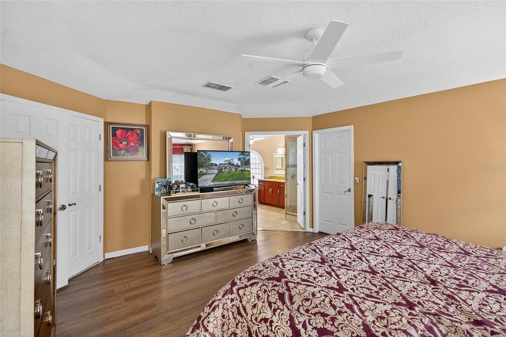 合同活跃: $449,990 (4 贝兹, 2 浴室, 2416 平方英尺)