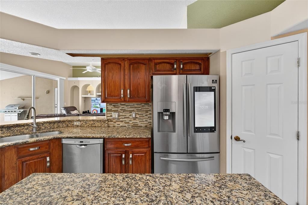 合同活跃: $449,990 (4 贝兹, 2 浴室, 2416 平方英尺)