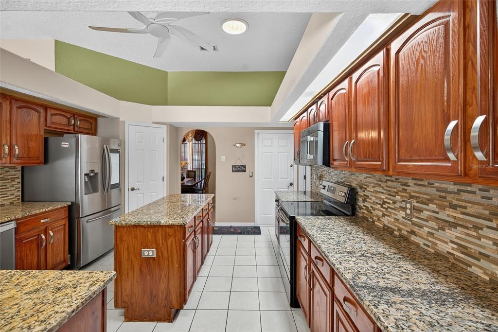 合同活跃: $449,990 (4 贝兹, 2 浴室, 2416 平方英尺)