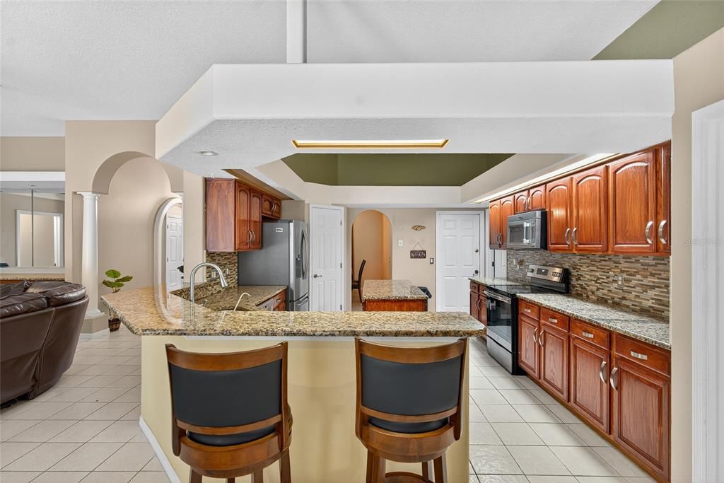 合同活跃: $449,990 (4 贝兹, 2 浴室, 2416 平方英尺)