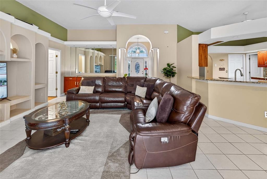 合同活跃: $449,990 (4 贝兹, 2 浴室, 2416 平方英尺)